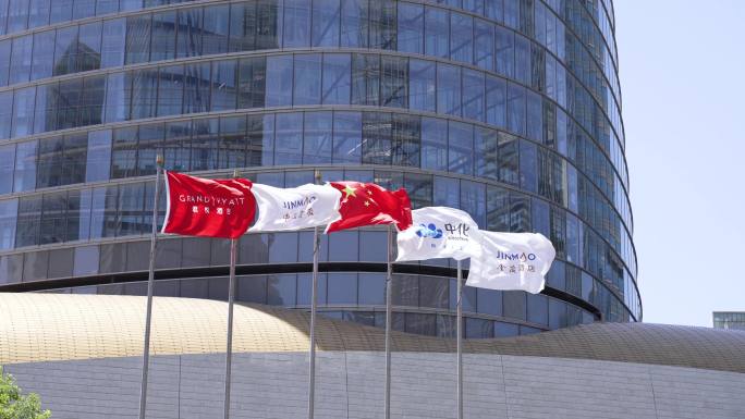 上海金茂大厦前的旗帜迎风飘扬上海金茂大厦
