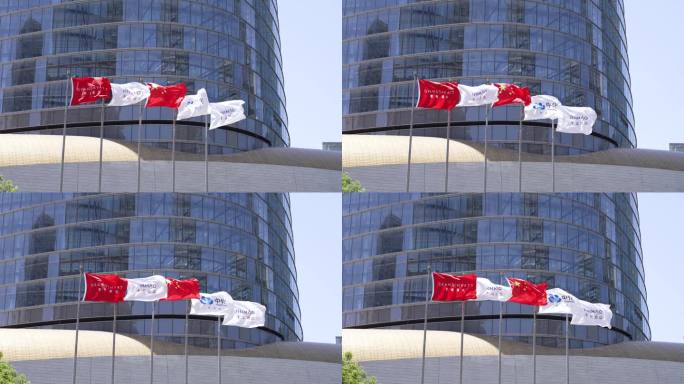 上海金茂大厦前的旗帜迎风飘扬上海金茂大厦