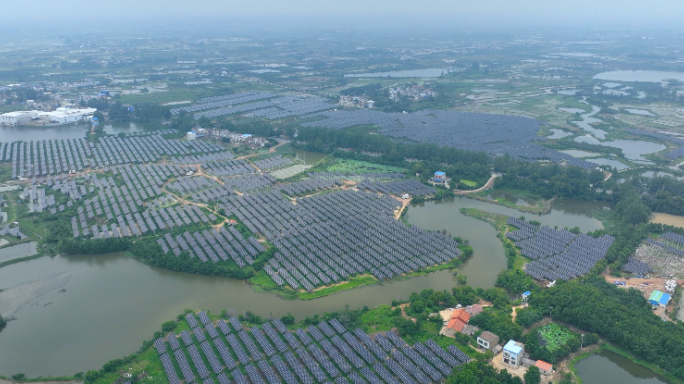 航拍延时光影太阳能板风力发电