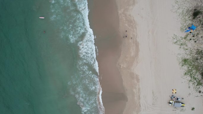 航拍海浪与沙滩