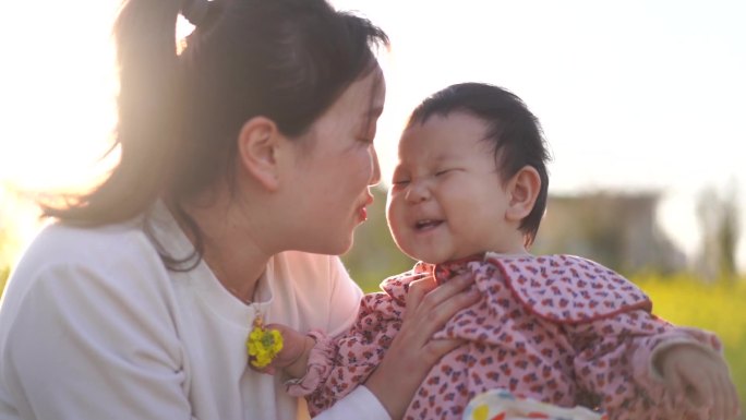 妈手拉手孩子 油菜花 油菜花地 亲吻小孩