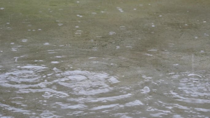 雨滴打在地面的积水里