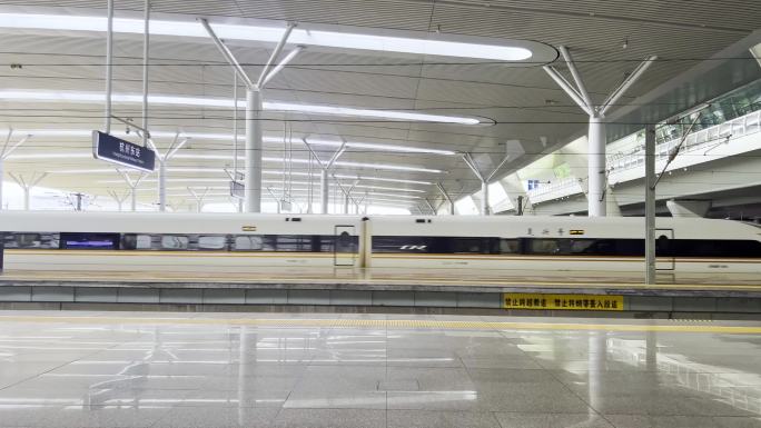 复兴号高铁进出杭州东站车站站台
