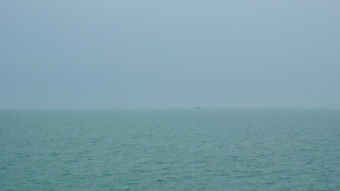 雾气弥漫的海面起雾 阴天大海