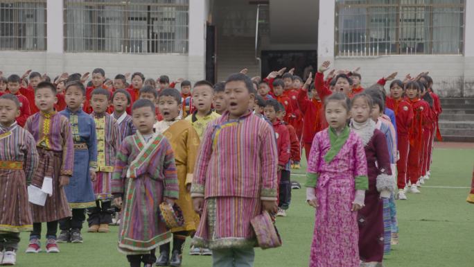 学生升国旗 学生敬礼 小学生学校升旗仪式