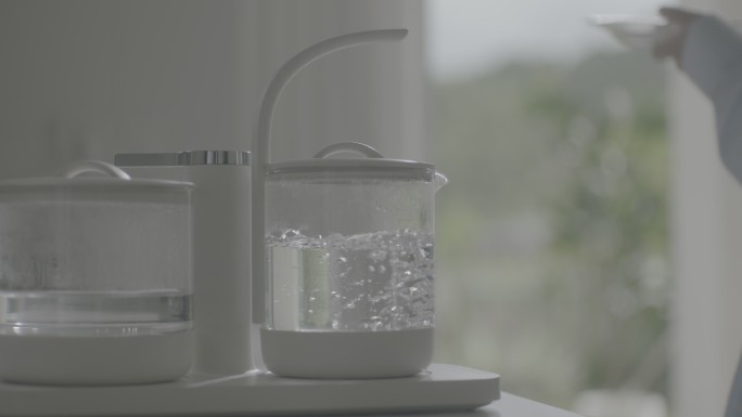 厨房里有水沸腾的透明水壶 沸水过程