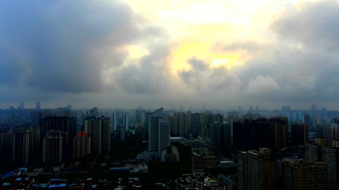 大雨中的马路 下大雨 大雨 暴雨 暴风雨