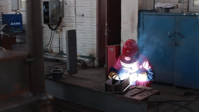 重工业钢结构生产工厂工人焊接