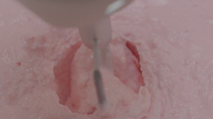 粉色冰淇淋搅拌特写