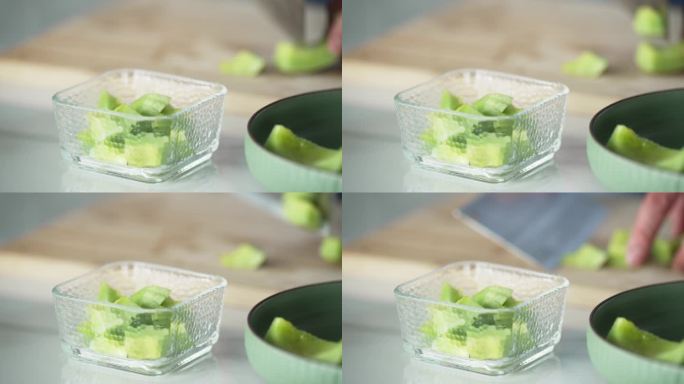 切香瓜放入玻璃碗
