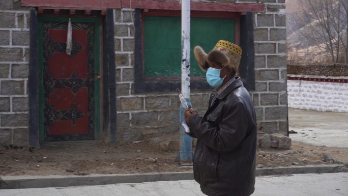西藏农村 农村老人 村庄 老人在村口