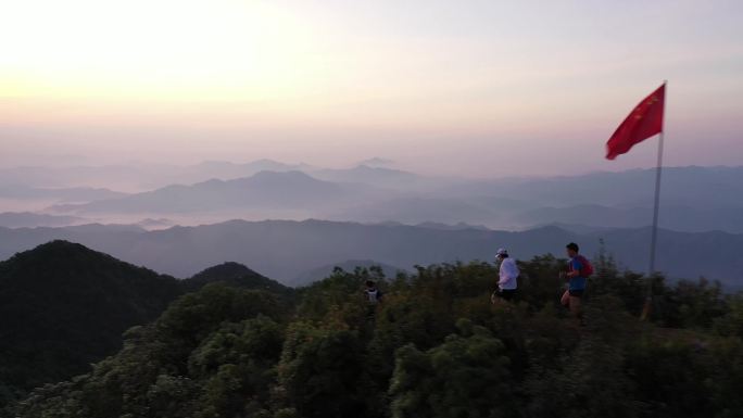 航拍日出云海越野跑步山顶奔跑励志多人晨跑