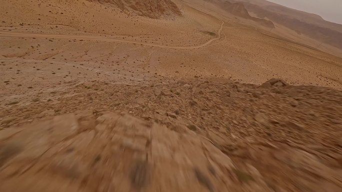 FPV无人机航拍沙漠峡谷高山山脉蓝天白云