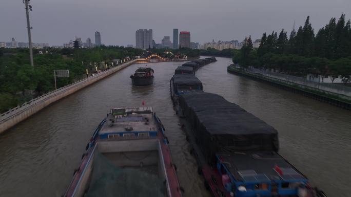 京杭大运河上超长货轮