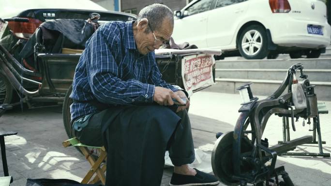 传统修鞋 城市一角 老手工艺人 孤寡老人