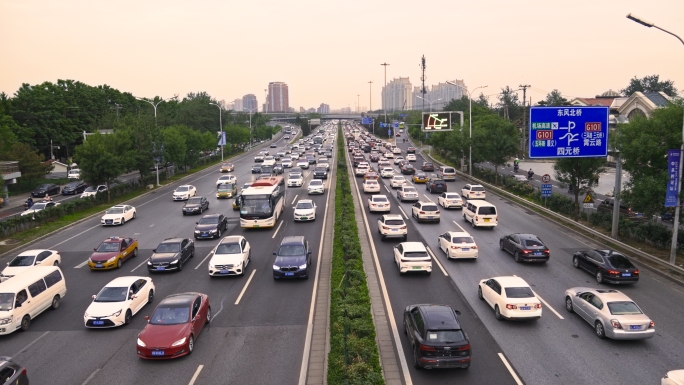 北京上下班车流拥堵的交通