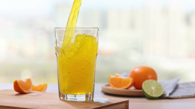 橙汁饮料倒入水杯