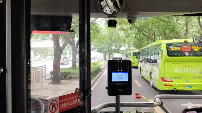 0016行驶中的北京公交车内部刷卡器4K