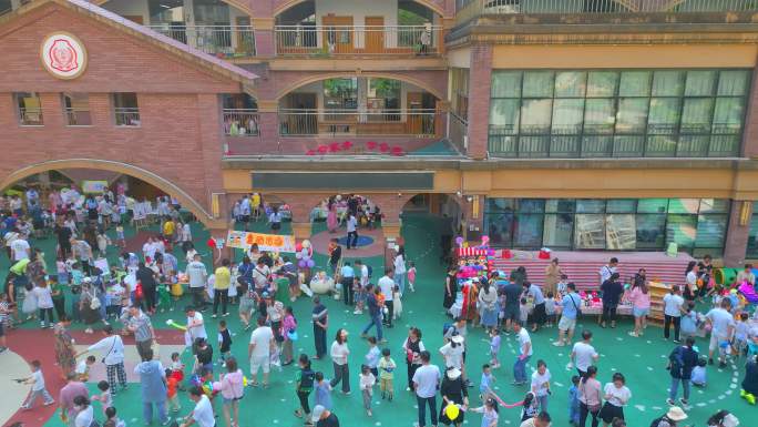 六一儿童节快乐幼儿园活动现场跳蚤市场