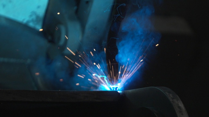 电焊车间焊接过程，焊接蓝色火焰