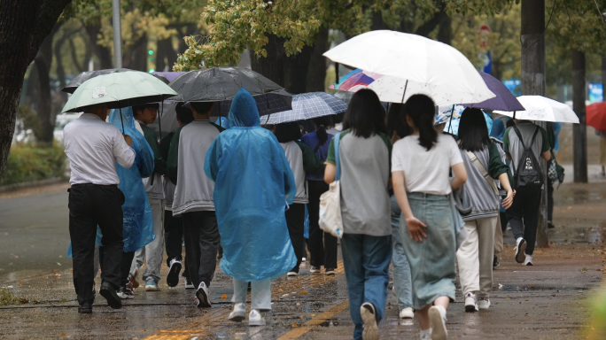 4K雨中撑伞前行的学生升格空镜