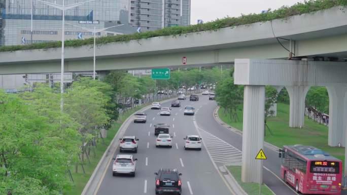 城市交通川流不息的行驶车辆