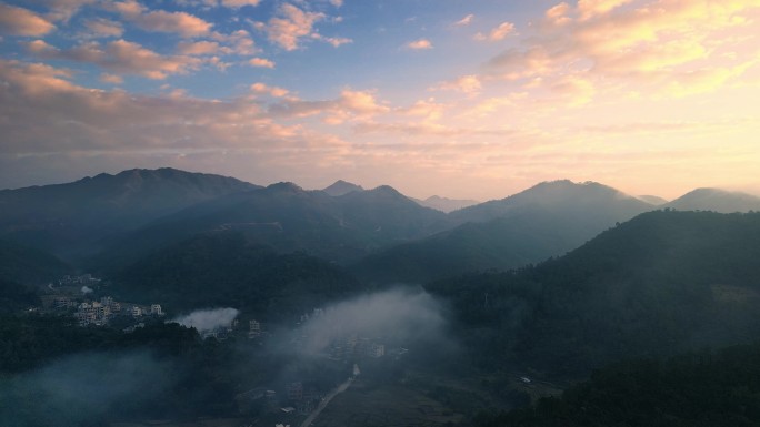 清晨的大山深处有人家