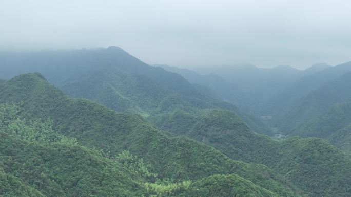 航拍浙江龙门山脉峡谷自然生态阴雨天云雾