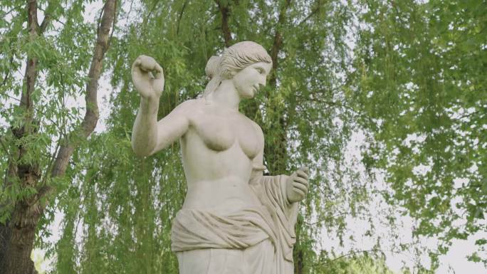 公园雕像女性石像雕塑空镜头