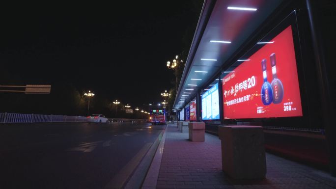 夜景城市街道公交站牌延时摄影