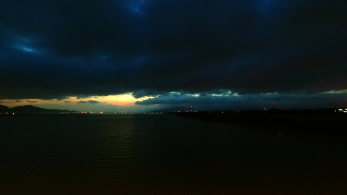 乌云压顶海边变天一点光明温州灵崆大桥入夜