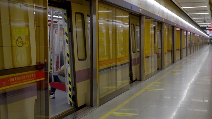 最新广州地铁番禺南站乘客