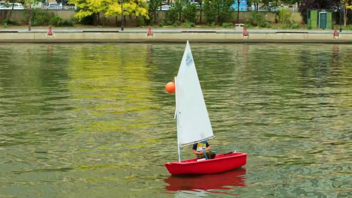 夏季水上运动儿童帆船划船实拍