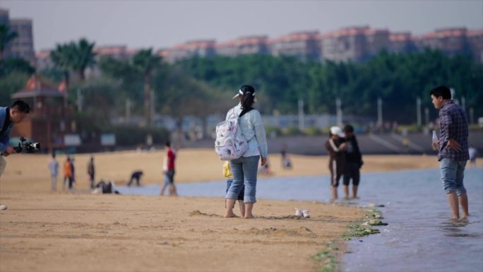 海滩边游玩