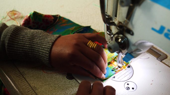 电动缝纫机 女工 劳动 做衣服 设计师