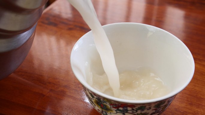 牛奶 白色液体 用碗 白碗 陶瓷碗 瓷器