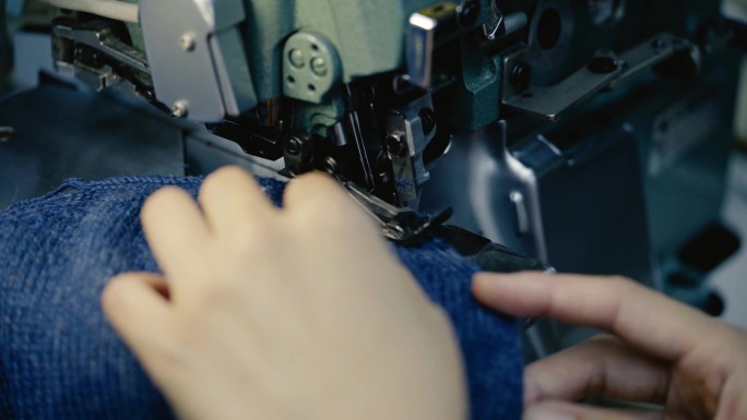 服装加工厂服装定制缝纫机工作裁缝