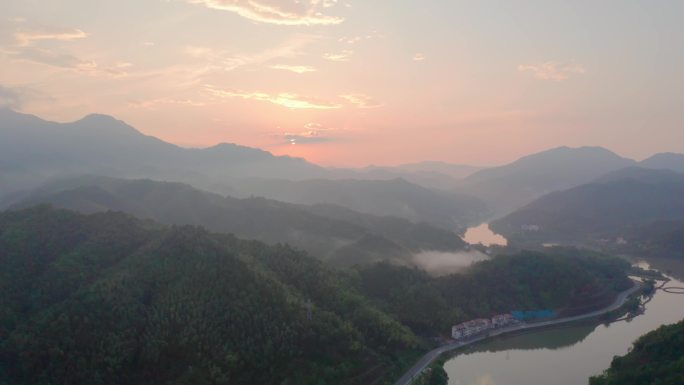 山脉河流村落夕阳薄雾