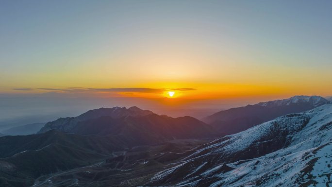 拉脊山雪山日出