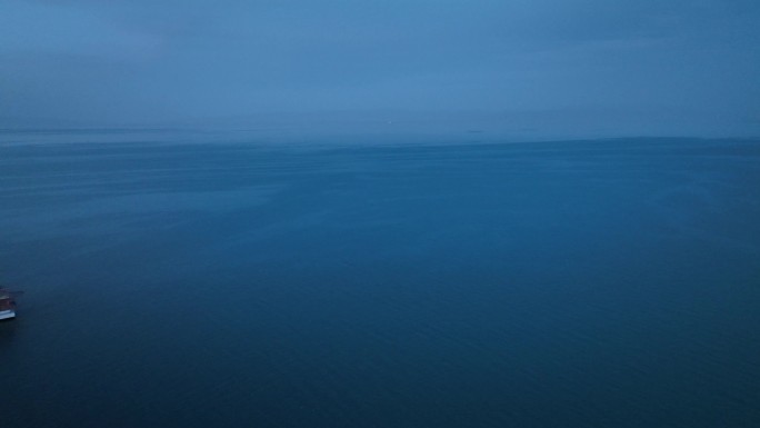 傍晚温柔的青海湖