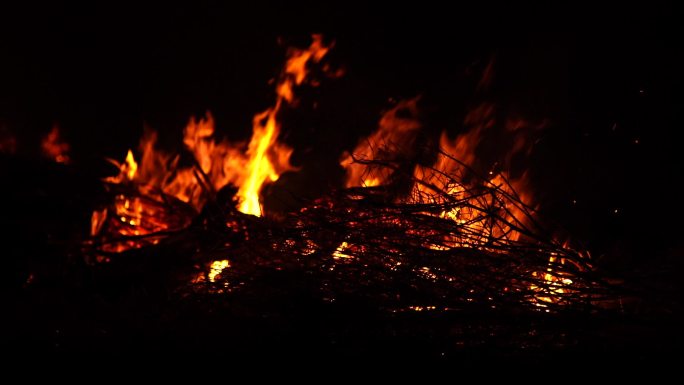 农村田野燃烧的油菜杆丨慢镜头