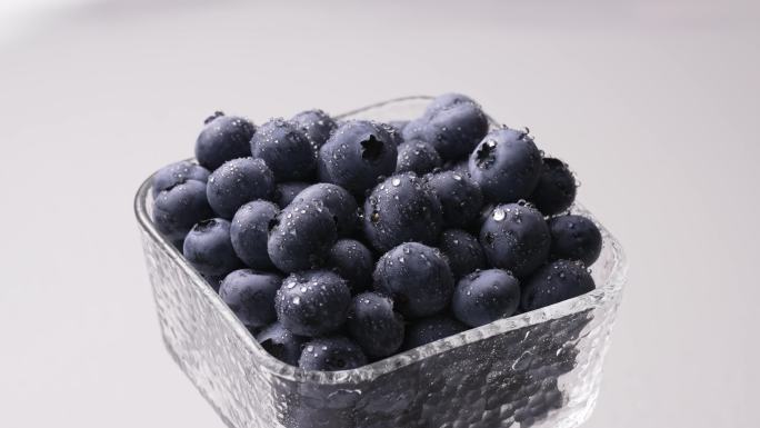玻璃碗中新鲜蓝莓