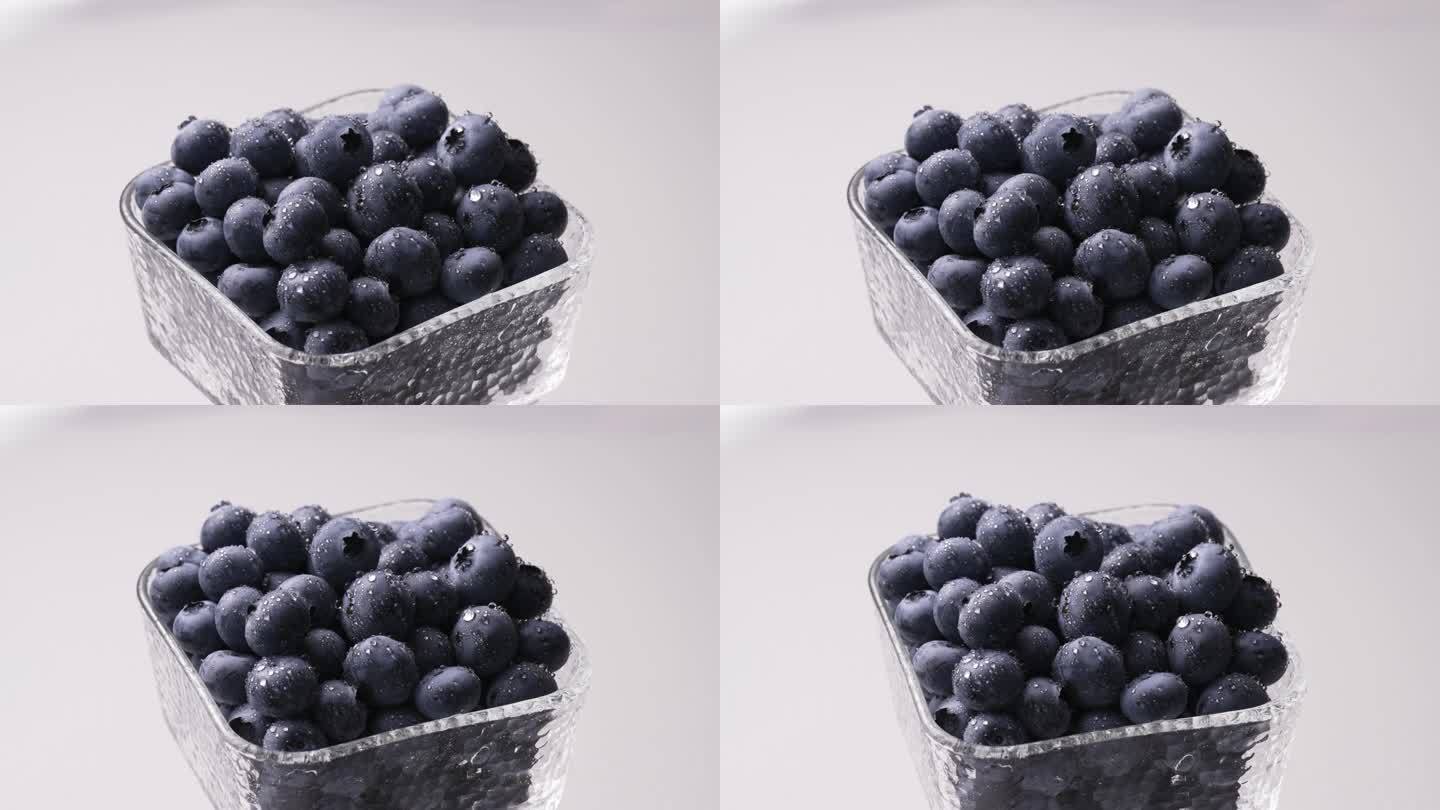 玻璃碗中新鲜蓝莓