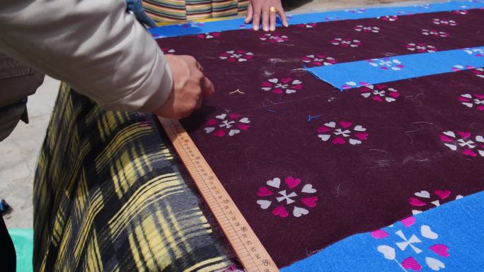 藏族服装 修剪 服装作坊 纺织工厂纺织工