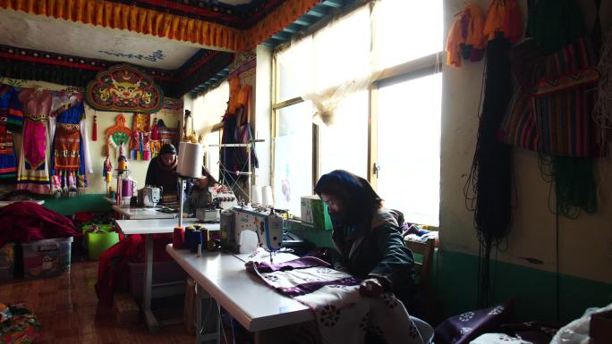 讲解 资深女性 教育培训班 藏族服装