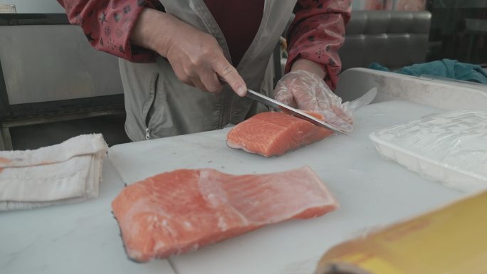 1海鲜市场虹鳟鱼切片