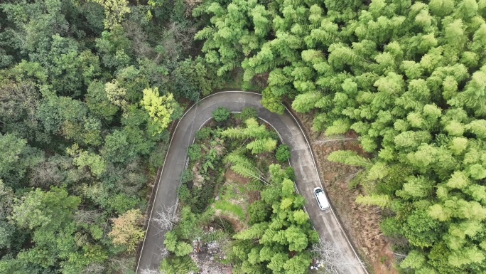 航拍医院120救护车山路行驶浙江急救