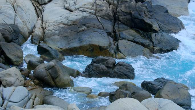 海南三亚大海边蓝色海浪拍打礁石岩石海景