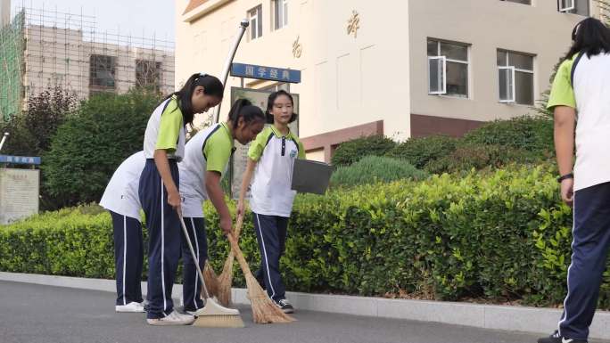 学生捡垃圾、爱护环境、环保、打扫卫生