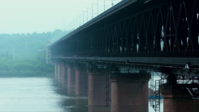 武汉长江大桥桥下过船 清晨晨雾